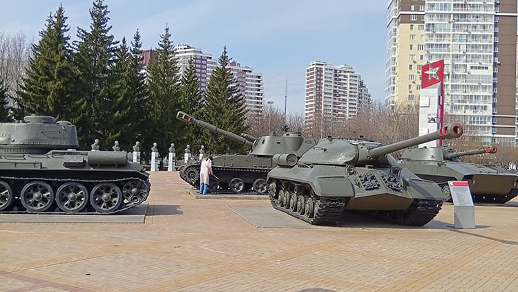 Фотография нескольких образцов техники времен Великой Отечественной войны в парке Победы в Набережных Челнах.